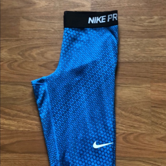 Women’s Nike Pro Leggings - Picture 2 of 3